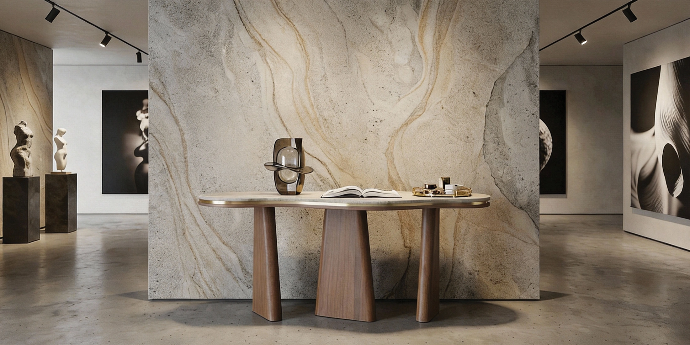 An exhibit with the support of the Noria Console, by Nolita Harbour, that brings warmth and material depth to entryways, living rooms, or circulation spaces.