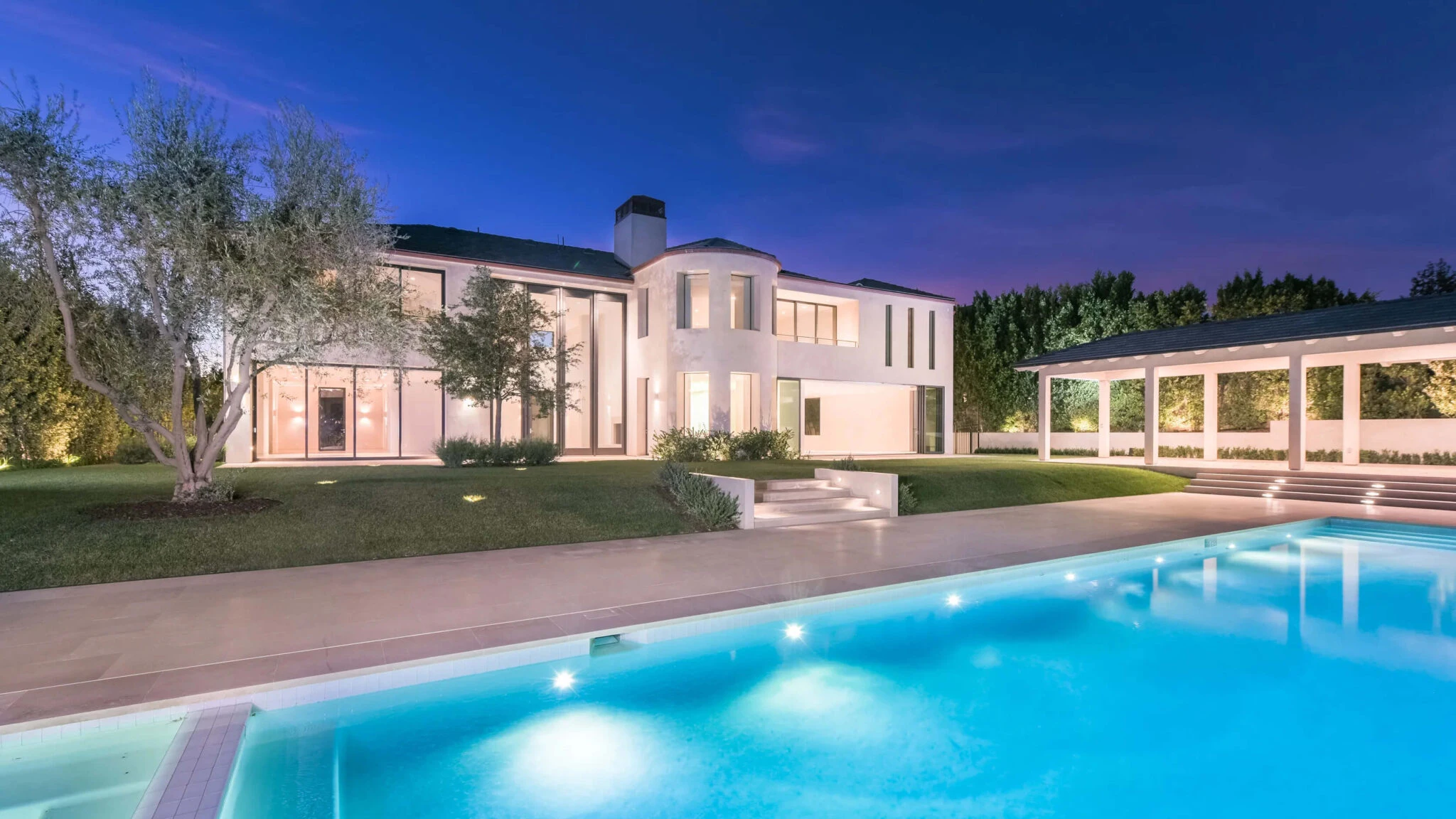 Kim Kardashian’s Minimalist Mansion: outside view